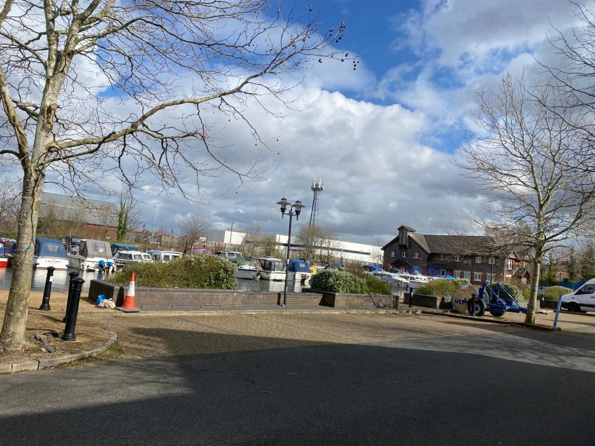 Marine Viewing 2 Bedrooms Flat Manchester Exterior foto